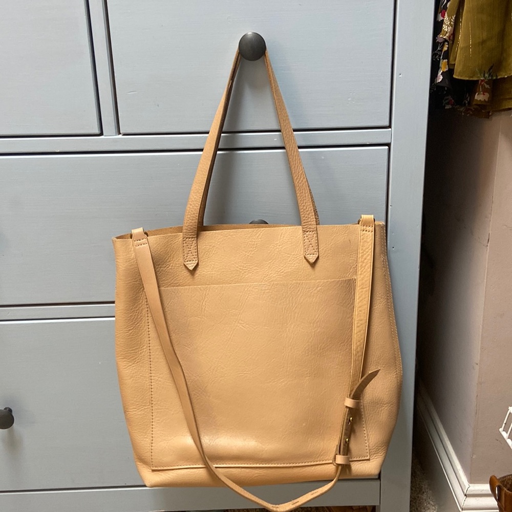 Medium transport tote